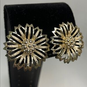 Vintage Sarah Coventry Daisy Gold Tone Clip-on Earrings